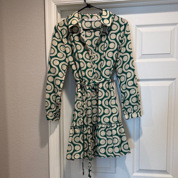 Zara Dresses & Skirts - Zara Green and Cream Swirl Dress